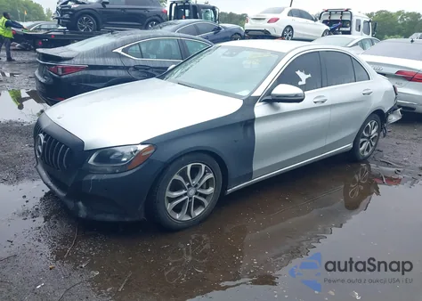 2017 Mercedes-Benz C 300 Luxury/Sport z USA, uszkodzony, nr VIN 55SWF4JB8HU191016